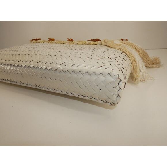 VTG OGGI DOMANI Straw Clutch Purse Handbag Cream with Carved Animals Fringe - Picture 6 of 16